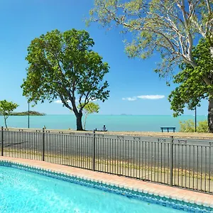 Whitsunday Waterfront Apartahotel